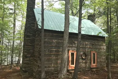 Image de Notre 3ème Grande Année \/ Unique historique cabane en rondins avec plage privée, 300 pieds avant