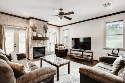 Image de Spacieux 4bdrm \/ 4bath Home Dans le centre de Dallas 8 lits - Nouveaux Planchers De Bois Dans Les Chambres
