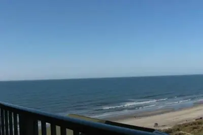 Image de Condo Beach Lover avec spectaculaire vue sur la mer, piscine, rivière paresseuse et jacuzzi!