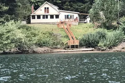 Image de Great Vintage 2500sq ft. Rivière étonnante cabine pays de réglage de l'avant!