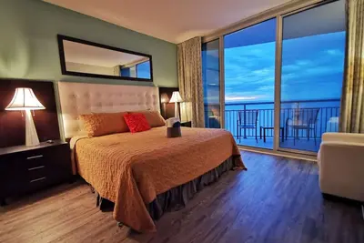Image de Luxe 3 bd / 3 ba Condo, Central Mb, Superbe vue directe sur l'océan