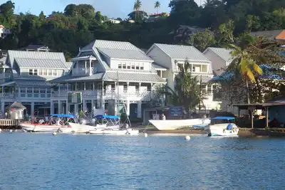 Image de Appartement au bord de l'eau à deux étages dans un emplacement exceptionnel avec vue sur la plage et la marina