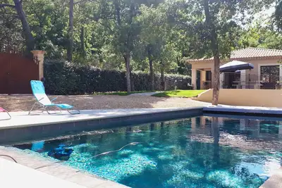 Villa récente avec piscine privée et chauffée sur les hauteurs de Faucon