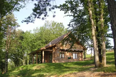 Image de chalet en rondins en champagne avec Piscine (en été) et Sauna