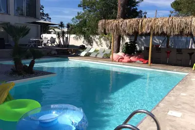 Image de Villa spacieuse -Pool house- Piscine privée- Cuisine Américaine-800m de la plage