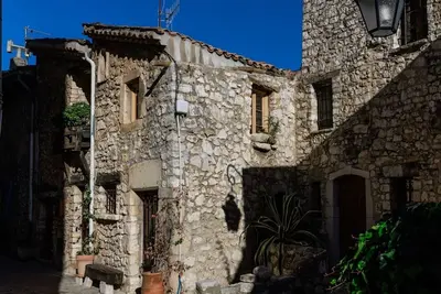 Image de Maison de caractère au coeur du village médieval