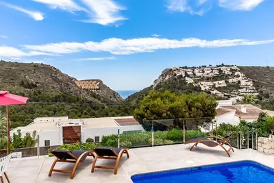 Image de Villa moderne avec vue sur la mer, piscine chauffée, et jacuzzi privées