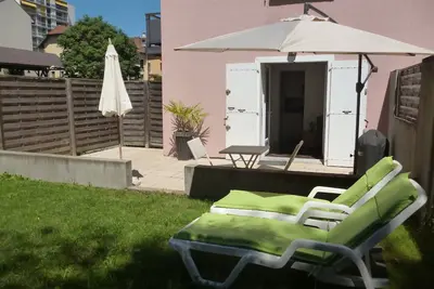 Image de Studio avec jardin clos et parking   très proche des Thermes, animaux acceptés