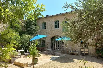Image de Relais de poste 18è s. en pierres du Gard 8 à 10 couchages. Exceptionnel