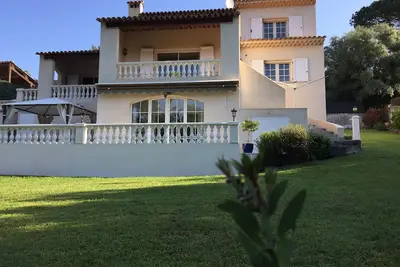 Image de Studio climatisé en Rdj. de villa, calme, cadre de verdure + terrasse ext. +park