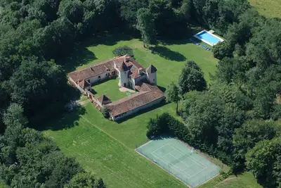 Image de Manoir du XVIIe siècle, piano, tennis, piscine chauffée. Idéal pour les familles