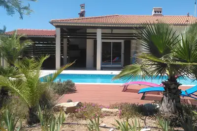 Image de villa avec piscine sans vis à vis  idéale pour deux couples
