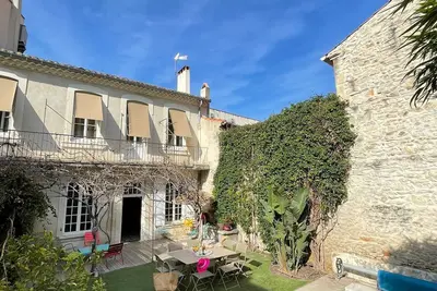 Image de Maison De Ville Avec Piscine. Le bonheur de la campagne en ville