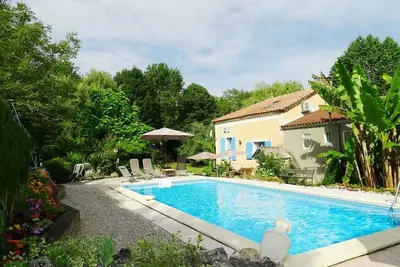 Image de Au calme, dans un jardin, un peu en retrait de la bastide médiévale de tournon