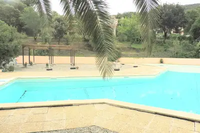 Image de plain pied de maison bon standing piscine et tennis privés idéal curistes