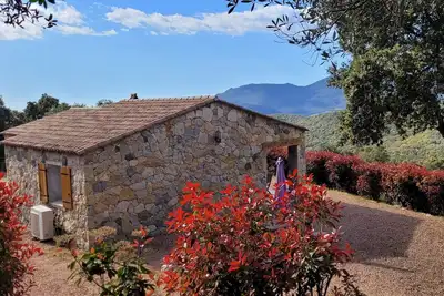 Image de Gite en pierres seches avec spa exterieur, calme assure