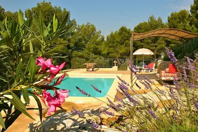 Image de Villa provençale plein sud. Vue dominante. Piscine chauffée de mai à septembre