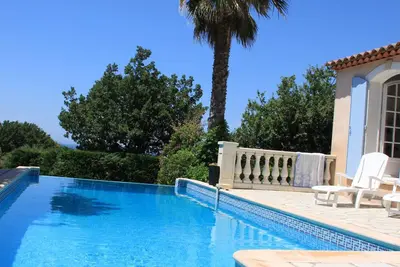 Image de Air-conditioned Provençal villa with swimming pool, six central ovens