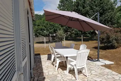 Image de maison 2 clés vacances, sur 900m2 cloturé, en retrait de bord de route, au calme.