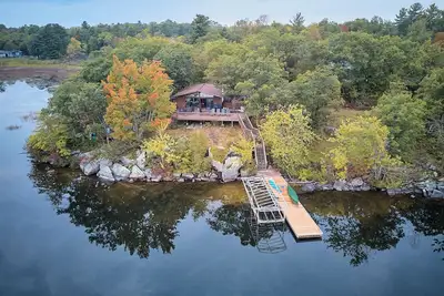 Image de Cottage familial isolé sur le lac Sparrow, Muskoka
