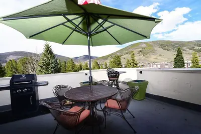 Image de Évadez-vous au lac de montagne! Garage - Grill - Cheminée - Hot Tub - En ville!