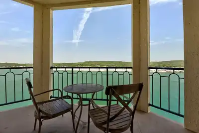 Image de Luxueuse escapade sereine avec vue à 180 degrés sur le lac - entièrement rénové! # 3221