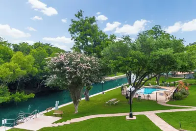 Image de Comal Riverfront Propriété avec piscine! Marcher au centre-ville! River Tubes inclus!