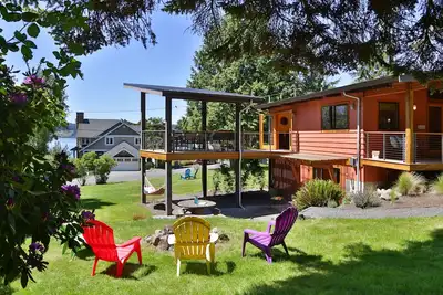 Image de Maison ensoleillée et conçue par un architecte avec superbe terrasse et deux cheminées confortables