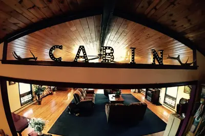 Image de Fabulous Mountain Cabin Wooded Property - Salle de séjour divertissante
