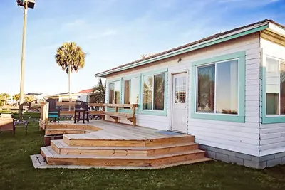 Image de Disponible après l'ouragan Michael! Beach Front Paradise, Wifi, Animaux acceptés!