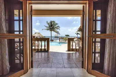 Sortez la porte à 3 piscines et plage! Luxueux condo en bord de mer @ Hol Chan Reef Resort