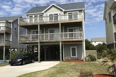 Image de Grande maison avec de superbes vues sur l'océan et avec accès à la plage privée!