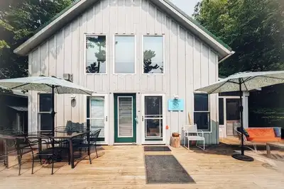 Image de Sunny Oaks Cottage. Confort confortable en ville. Wifi. Beau, propre et ensoleillé.
