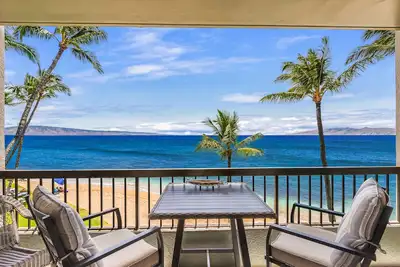 Absolute Beachfront avec des vues d'un million de dollars à Hale Mahina A-302
