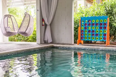 Image de (27) Nouveau, Unique Beach House, Piscine Au Sel Chauffant, Ascenseur, BÉBÉ Et VÊTEMENTS Pour BÉBÉ, Grande Retraite Pour Enfants