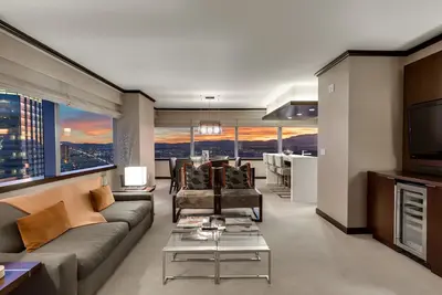 Image de Le plus grand Penthouse @ Vdara! ! 2 Br / Ab Fab 270 ° Vues de bande! Pour 7! 47e étage
