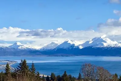 Image de Une vue imprenable sur Kachemak Bay et Cook Inlet depuis la nouvelle cabine moderne.