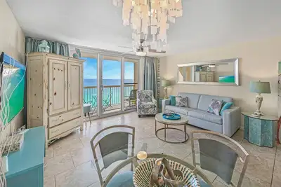 Image de Condo de plage entièrement rénové, à droite sur le sable blanc, vue imprenable sur l'océan