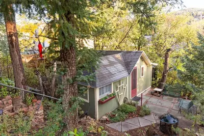 Image de Le Nid: un chalet de retraite de jardin confortable au cœur du centre-ville de Manitou Springs