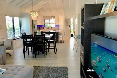 Image de Vue sur la plage et la piscine de 2 chambres! Smb
