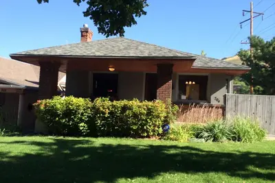 Image de 3 Bed / 2 Bath Bungalow à Marmalade, Centre ville Wifi, Câble, Parking