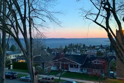 Image de la vue sur la baie, quartier historique haut de gamme, sans escalier, balcon
