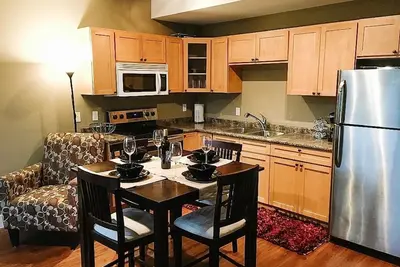 Image de Suite familiale conviviale avec deux chambres à coucher, à quelques minutes de 3 plages et de plusieurs établissements vinicoles!