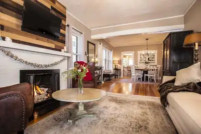 Image de Pittoresque bungalow du centre-ville 1920 dans le quartier historique Old North End