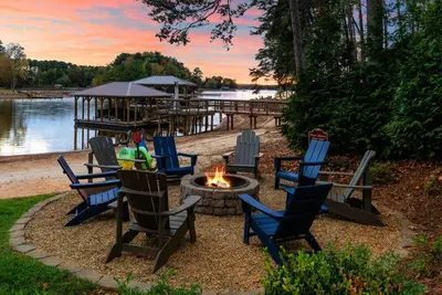 Image de Chalet Waterfront mis Ă jour - Pour toute la famille avec location de bateau en option!