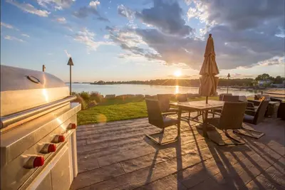 Image de Récemment rénové Oceanfront Cottage Sur Joshua Cove, Guilford Ct