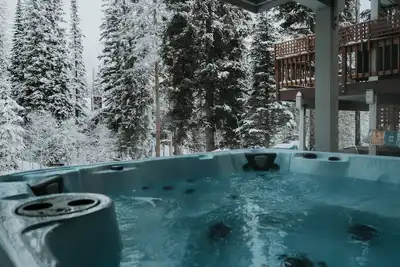 Image de 4 chambres 4. 5 salles de bain Ski In Ski Out, 18 personnes confortablement! 3 rois! 2 Master Suites!