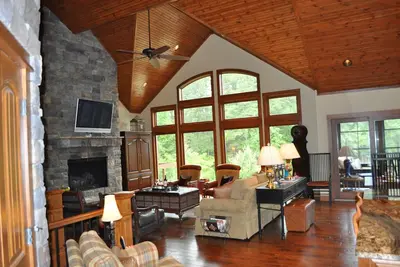 Image de 7mi à Clemson Nouveau Shuffleboard + Fire Pit de Lakehome 4br de luxe sur mesure