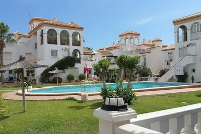 Image de Appartement de 2 chambres à Playa Flamenca, à 400 mètres de la plage, emplacement central.