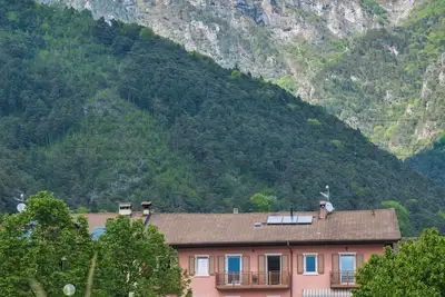 Image de appartements de deux et trois pièces avec balcon et vue sur le lac